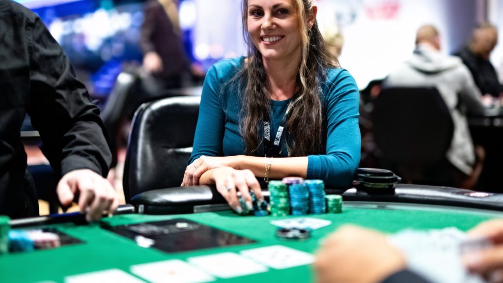 Lexy Gavin Advances Among Chip Leaders at WSOP Ladies Championship